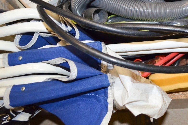 Cables, mangueras y chatarra para reciclar Cables, mangueras y aparatos viejos separados para reciclar en el vaciado de un trastero en Carabanchel