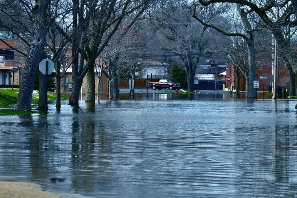 Calle inundada por lluvias Calle inundada por lluvias intensas con el agua entrando en garajes y sótanos