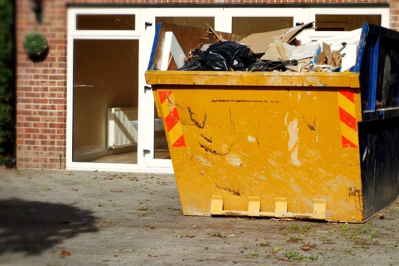 Contenedor de escombro y enseres Contenedor con lo retirado del cuarto de comunidad de un edificio de Usera