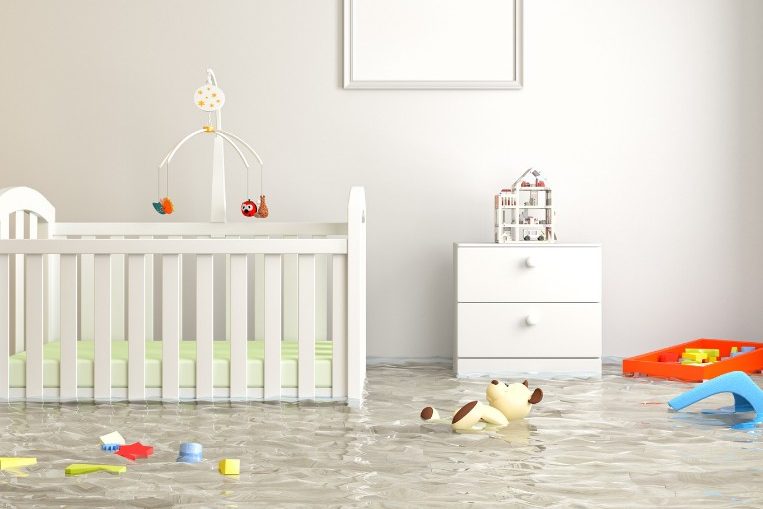Habitación infantil inundada Dormitorio infantil con el suelo cubierto de agua por una filtración