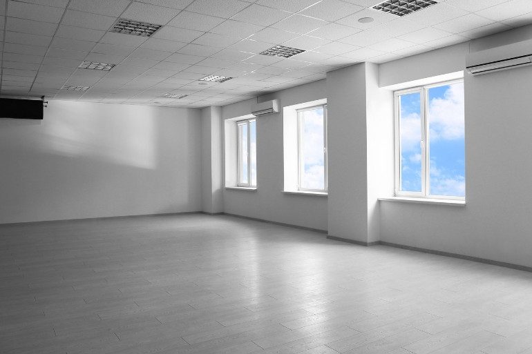 Oficina vacía tras el vaciado Sala diáfana vacía tras el vaciado de un gimnasio en Madrid