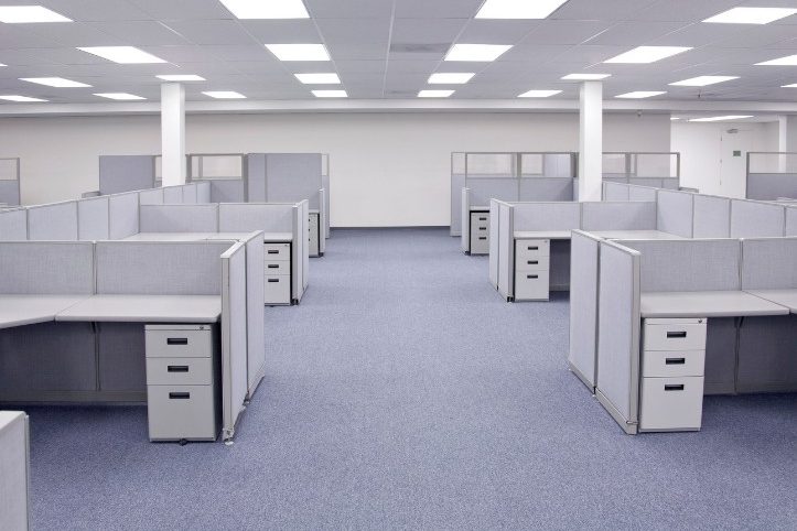 Planta de oficinas con cubículos Planta de oficinas con puestos separados por mamparas antes del vaciado
