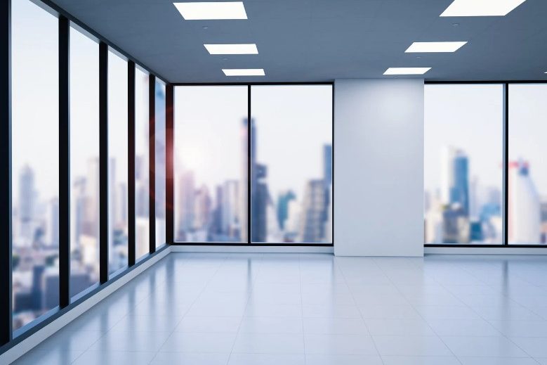 Planta de oficinas diáfana Planta diáfana con vistas tras el vaciado de una oficina de 14 puestos en Azca