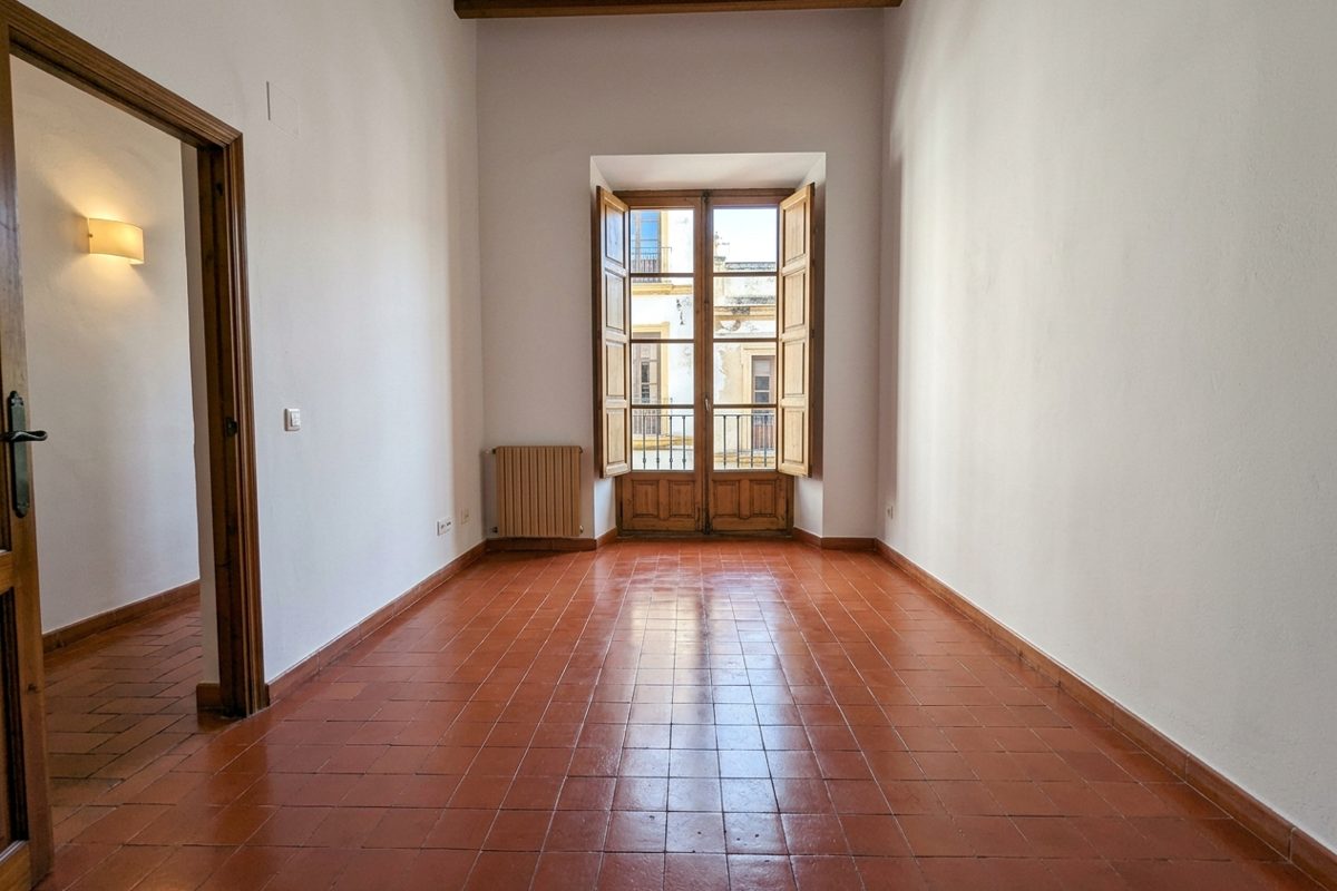 Dormitorio después del vaciado Dormitorio vacío con balcón tras el vaciado de un piso de 3 dormitorios en Chamberí