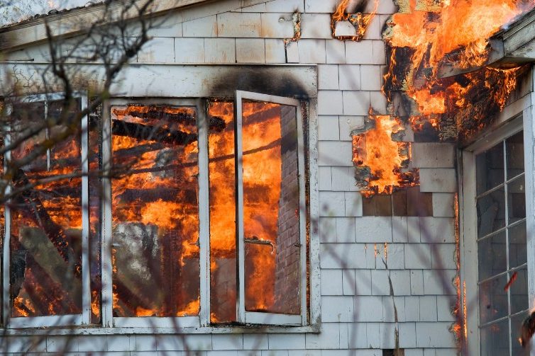 Vivienda incendiada Vivienda con llamas en las ventanas: vaciado por incendio en Madrid